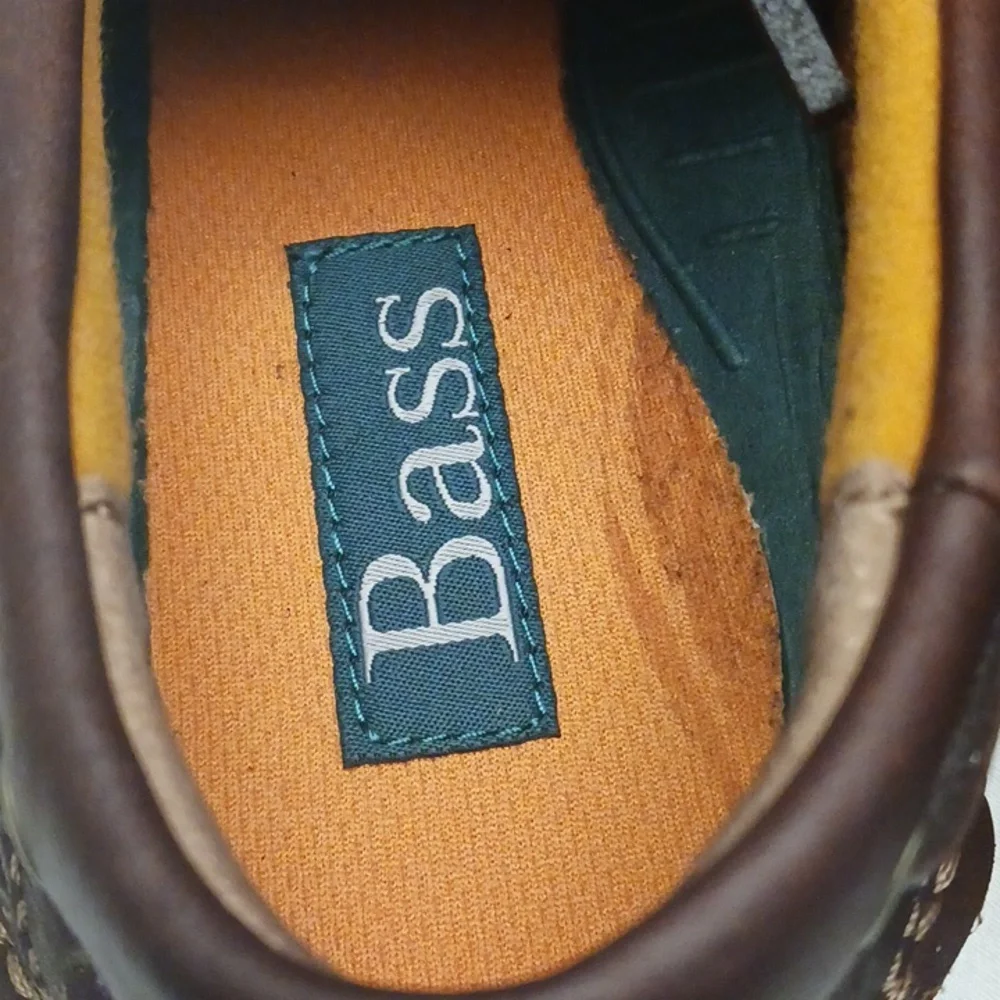 Bass size 9M men's brown upper leather shoes.